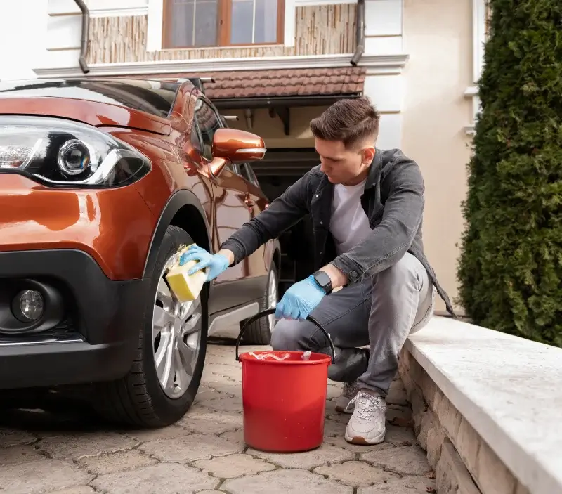 Lavage auto à domicile Beaumontel : professionnel intervenant sur un véhicule
